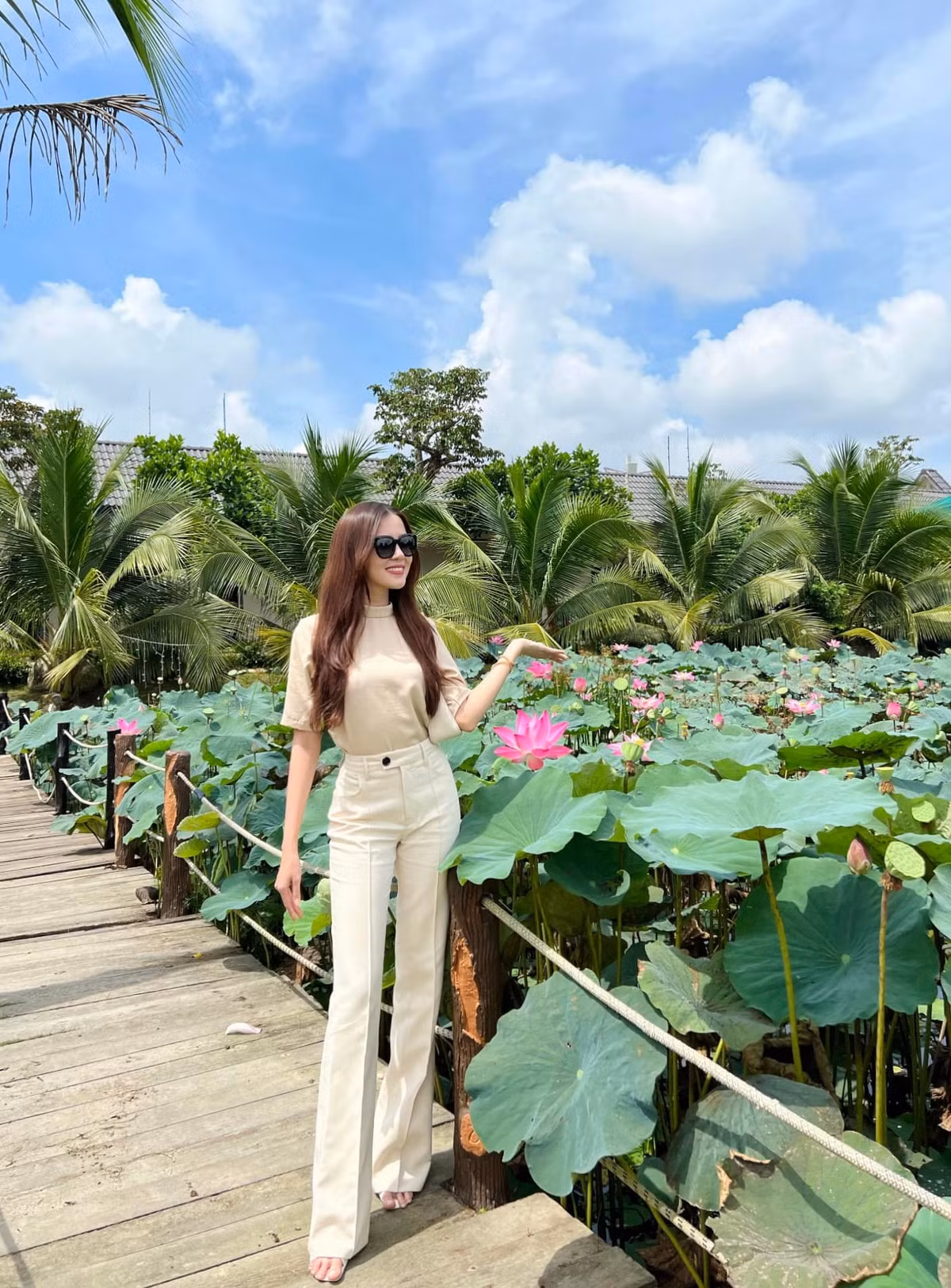 Sự gợi cảm của cô được thể hiện chừng mực vì thế mà chưa khi nào Thuý Vi bị nhận xét hay gặp sự cố về trang phục.