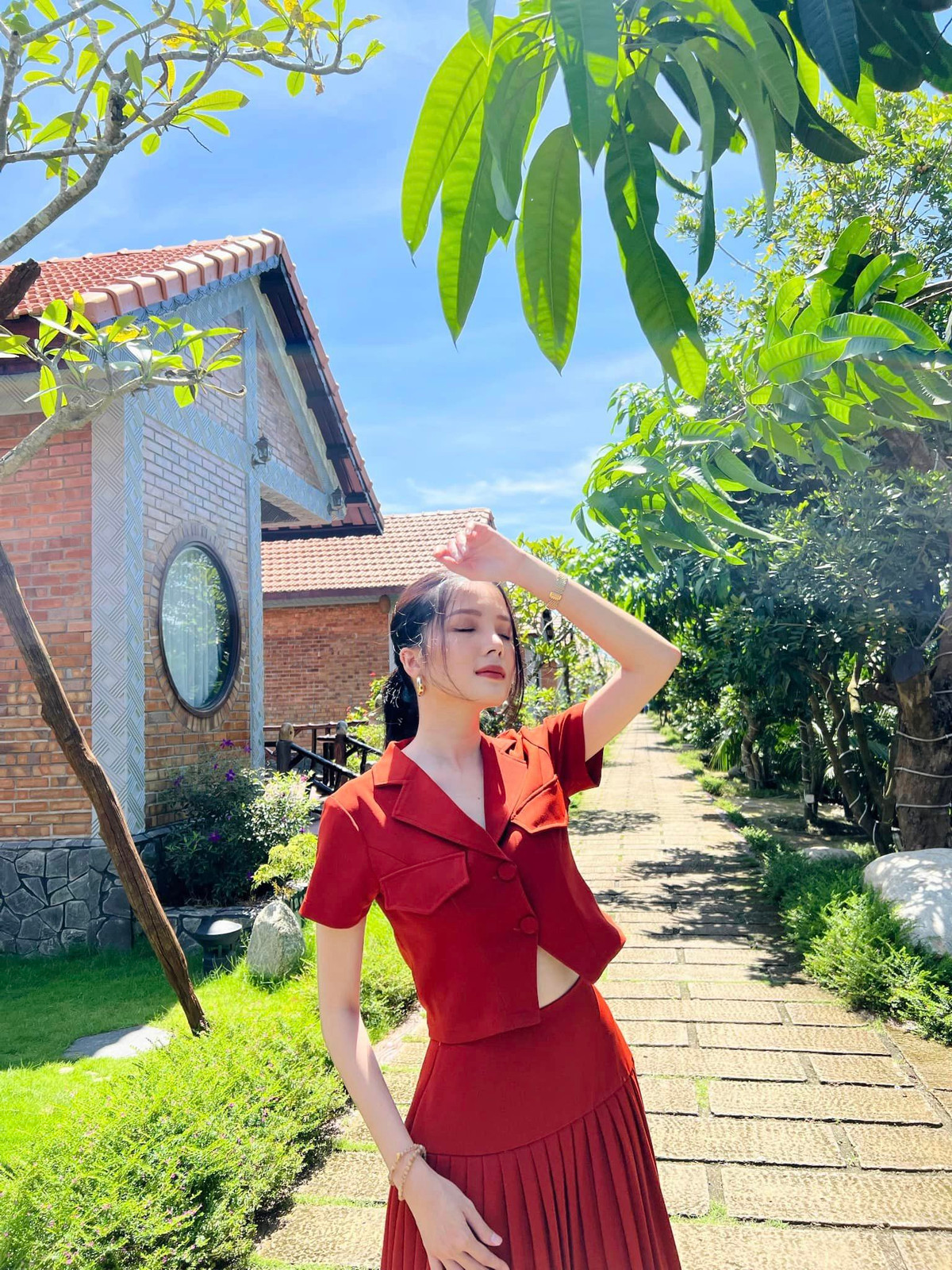 Rời giảng đường, Thuý Vi thay đổi 180 độ về phong cách thời trang. Cô không đóng khung trong bất kỳ hình ảnh nào.