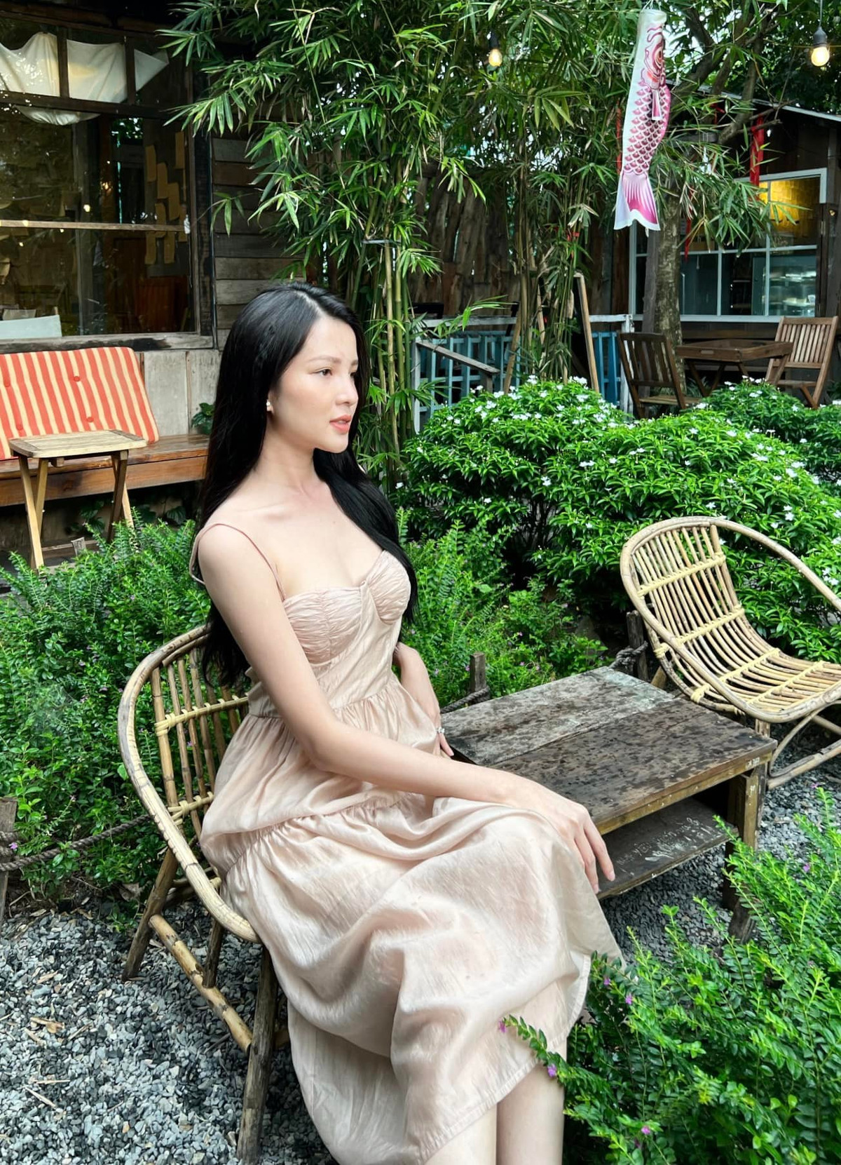 Sở hữu nhan sắc nữ tính, Thuý Vi nền nã dịu dàng khi mặc những chiếc váy xoè thướt tha.