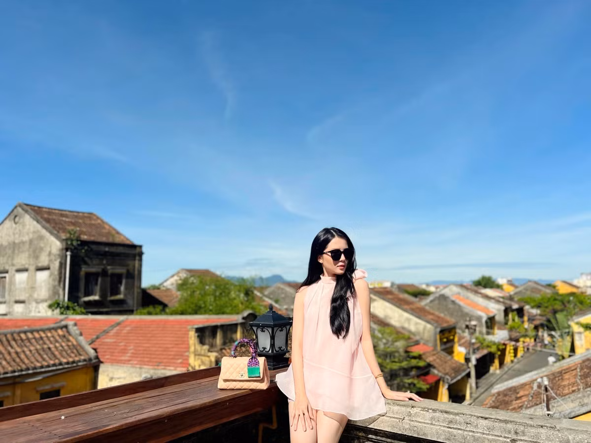 Thuý Vi sở hữu số đo hình thể ấn tượng 84-60-89 (cm), nên cô luôn biết cách kết hợp trang phục tôn lên điểm vàng cơ thể là vòng eo con kiến.