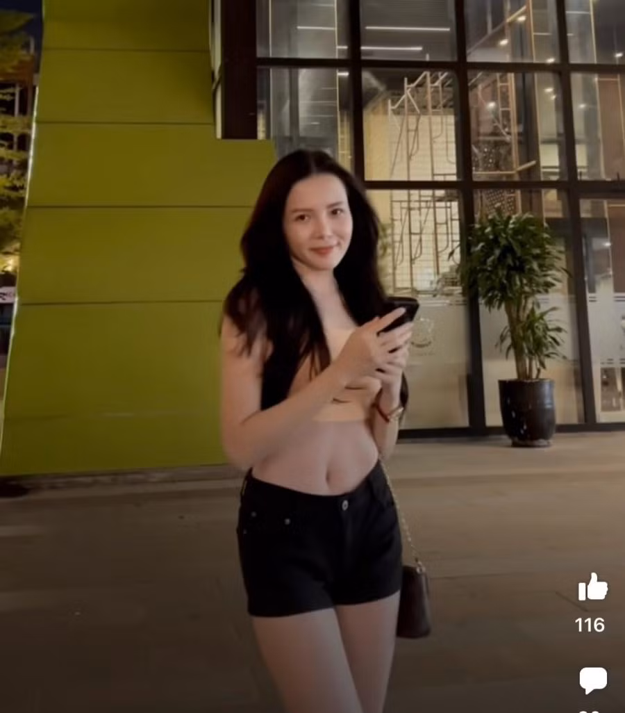 Huỳnh Thuý Vi được biết tới với danh hiệu Hoa khôi Cần Thơ trước khi cô giáo hot girl này tham gia Hoa hậu Việt Nam 2016.