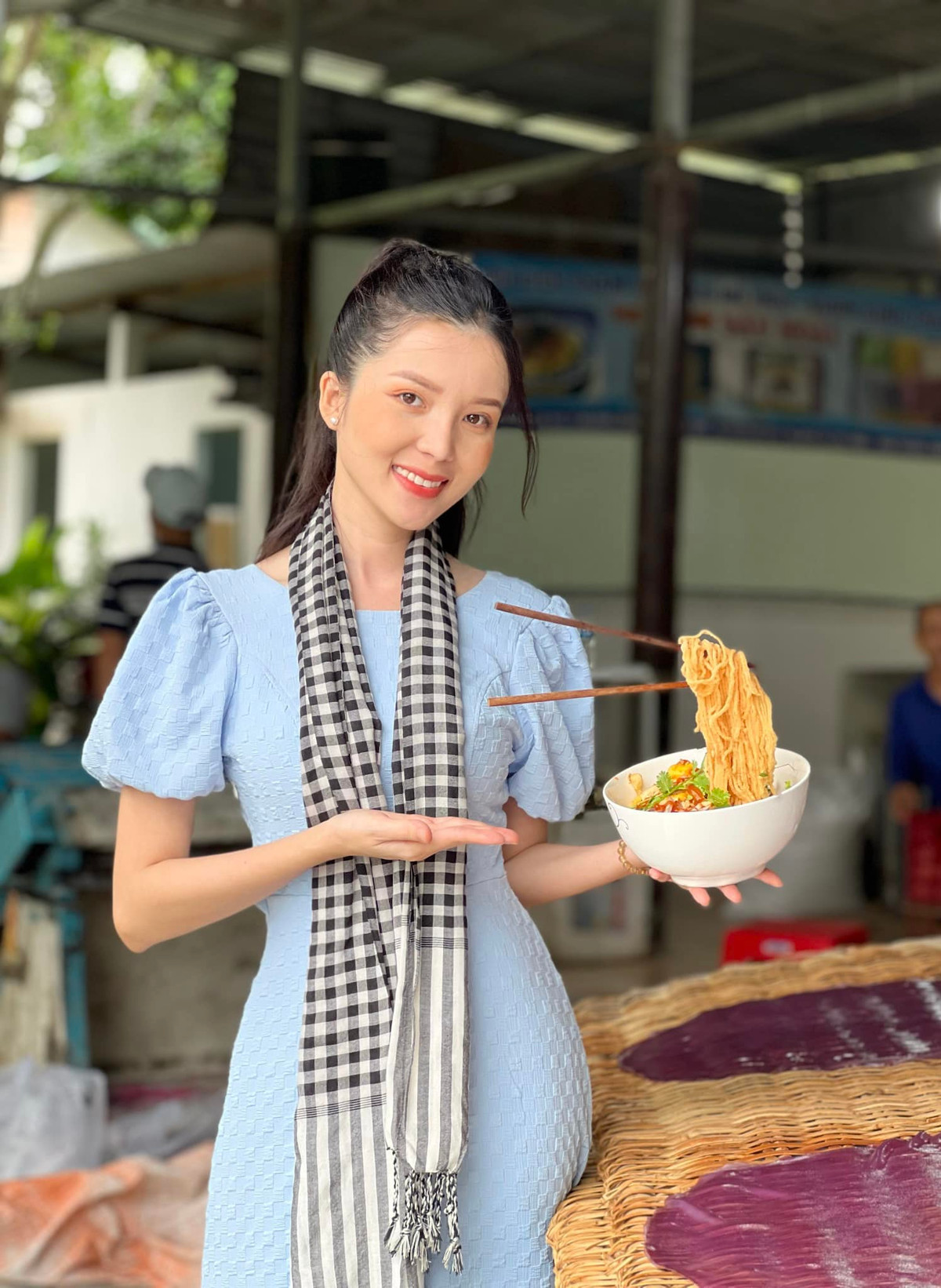 Những set đồ có phong cách công sở như quần tây, áo sơ mi, áo blazer, váy ôm dài... là những item quen thuộc tạo nên hình ảnh một nữ giảng viên xinh đẹp cho Thúy Vi.