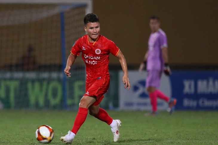 HLV Vu Hong Viet che CLB CAHN chua biet cach dung Quang Hai