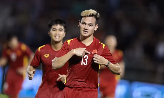 Thang Singapore 4 sao, doi tuyen Viet Nam mo man FIFA Day man nhan-Hinh-2