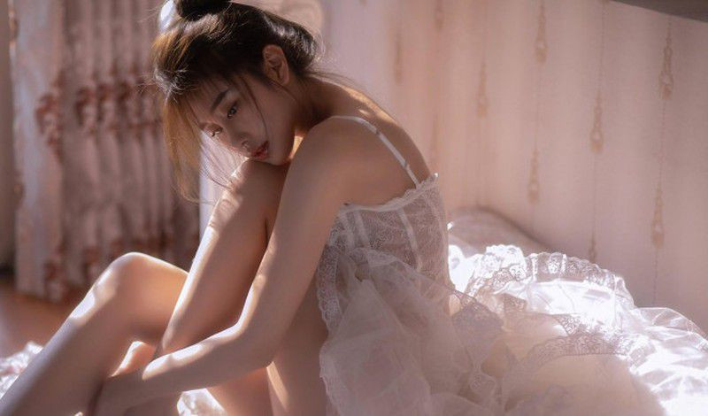 Trong trang phục gợi cảm, Bích Hằng khoe khéo nét đẹp hình thể cuốn hút.