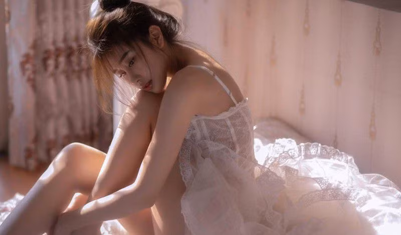 Trong trang phục gợi cảm, Bích Hằng khoe khéo nét đẹp hình thể cuốn hút.