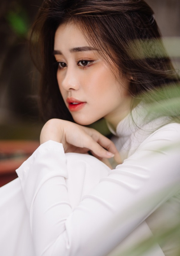 Bên cạnh đó, Bích Hằng còn được biết đến với vai trò là người mẫu ảnh tự do.