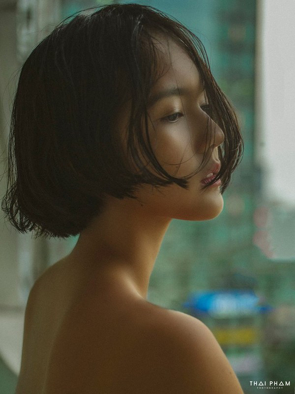 Một vài comment của dân mạng: "Ai chỉ điểm xinh đẹp của Tú cái, nhìn không thấy góc nào xinh luôn" hay "Sao nhìn khác ảnh mạng thế nhở".