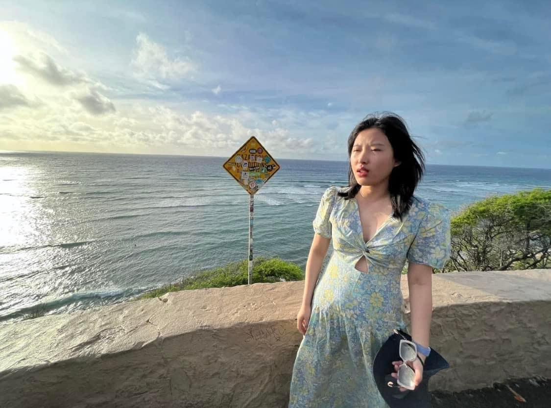 Trong ảnh, nữ chính có những điều không thể tả nổi khiến cô nàng tức điên rồi phải đăng lên mạng để "tố" bạn thân chụp ảnh không có tâm.