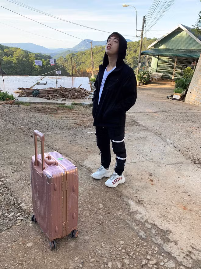 Check-in kiểu đón ánh bình minh nhưng chưa kịp tạo dáng xong thì đứa bạn thân đã vội ấn máy.