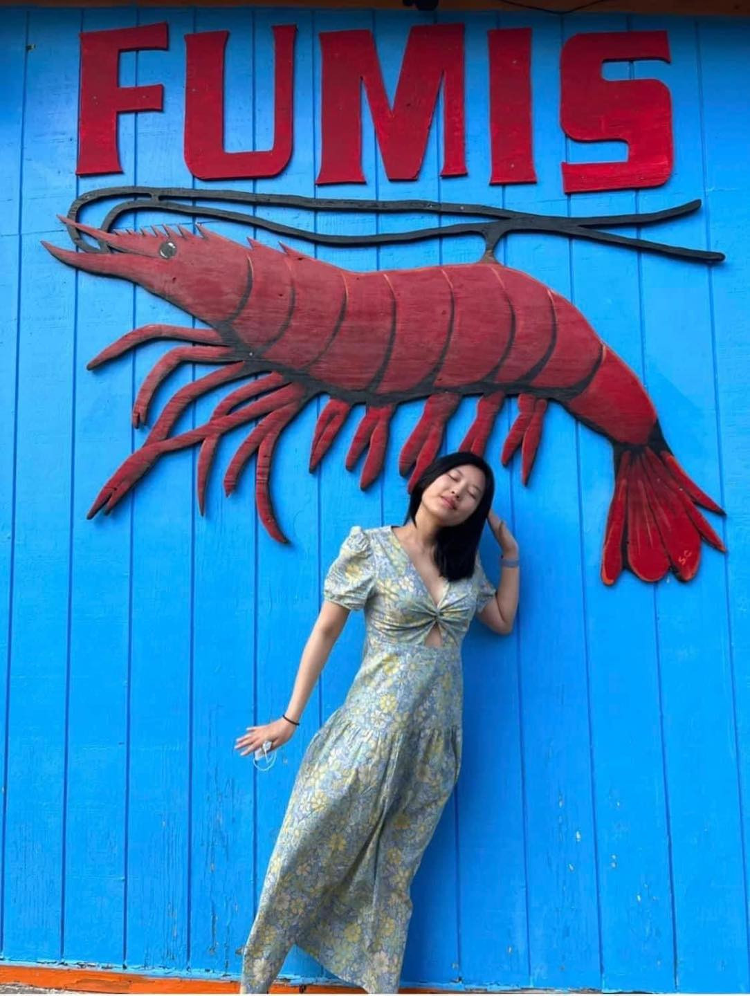 Tạo dáng đã chuẩn nhưng lại nhắm mắt mất rồi bạn thân hỡi.