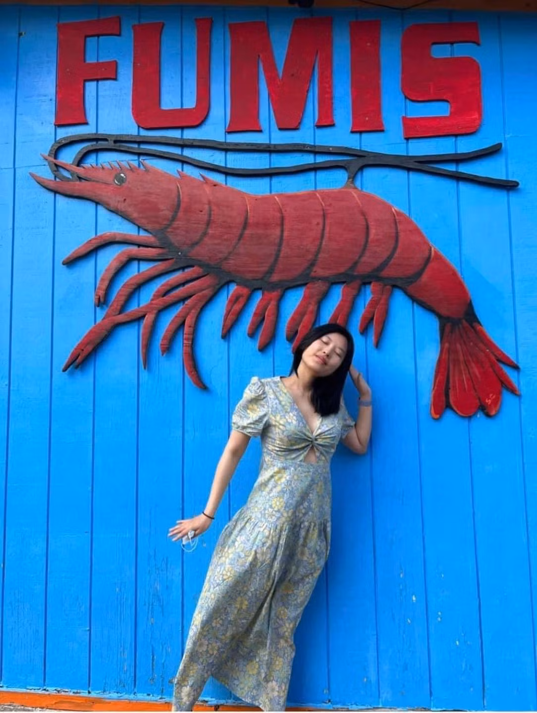 Tạo dáng đã chuẩn nhưng lại nhắm mắt mất rồi bạn thân hỡi.