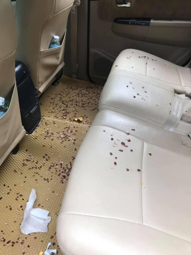 Còn mấy cha thì say xỉn lên xe ói bấy bá luôn, đầy cả xe ra, còn chửi bới doạ đánh các kiểu, quỵt tiền xe, phải nhờ công ty xử lý can thiệp, cả mấy ngày xác minh xử lý đủ kiểu mới hoàn tiền vệ sinh xe và tiền chuyến xe!". Tài xế có nickname N.A chia sẻ thêm.