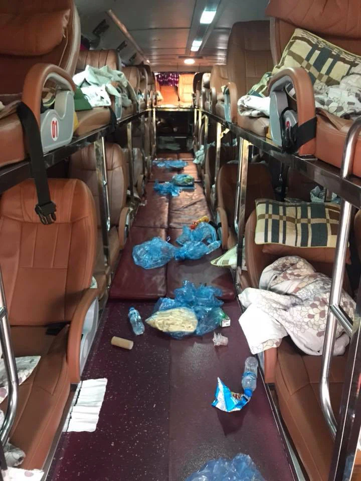 Trước đó, không ít lần các "bác tài" khóc ròng khi nhìn thấy những bãi rác do các hành khách thiếu ý thức thải ra.