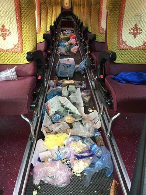 Thậm chí, nhiều gia đình cho trẻ nhỏ đi cùng nhưng không nhắc các bé giữ trật tự, la hét suốt quãng đường.