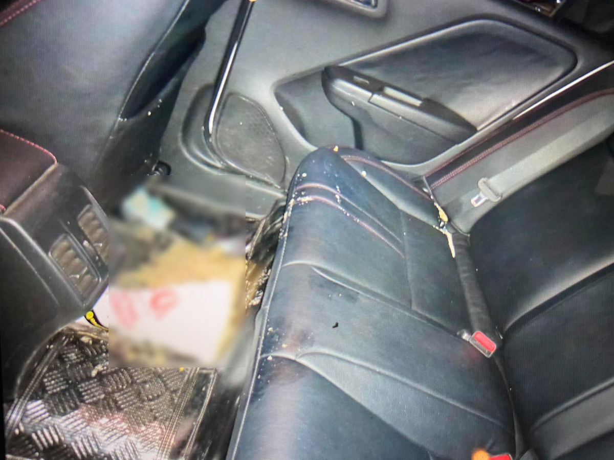 Mới đây trên mạng xã hội, bức ảnh ghi lại cảnh bãi nôn kinh dị của một vị khách ở phía ghế sau trên chiếc ô tô được một tài xế chia sẻ lại sau khi trả khách khiến các thành viên không khỏi kinh hãi.