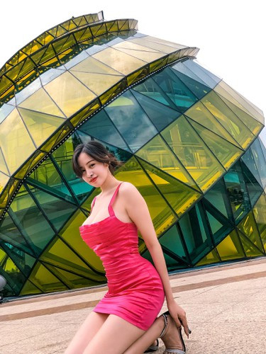 Cụ thể, đây là tấm hình bà Tưng - Lê Thị Huyền Anh khoe dáng trên bãi cỏ khá bình thường. Điểm nhấn trong bức ảnh là chiếc váy xẻ tà, khiến phần đùi của hot girl 9X lộ rõ hơn.