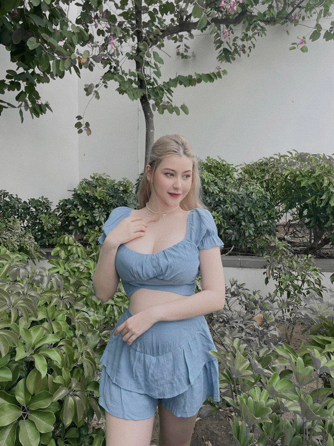 Trong loạt ảnh mới nhất đăng tải trên mạng xã hội, gương mặt và vóc dáng của Sunna không khác gì thời con gái. Cô nàng vẫn rất xinh đẹp và gợi cảm.