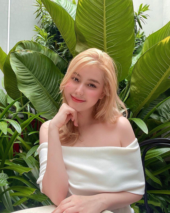 Cô nàng cũng chăm chỉ làm mẫu ảnh và là KOL trong lĩnh vực làm đẹp.