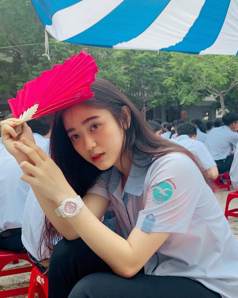 Khuôn mặt cân đối, nụ cười rạng rỡ cùng mái tóc dài mượt khiến ai cũng không thể rời mắt khỏi Hoàng Yến. Nhiều người con gọi nữ sinh là “thiên thần áo dài”, “cực phẩm nữ sinh”.