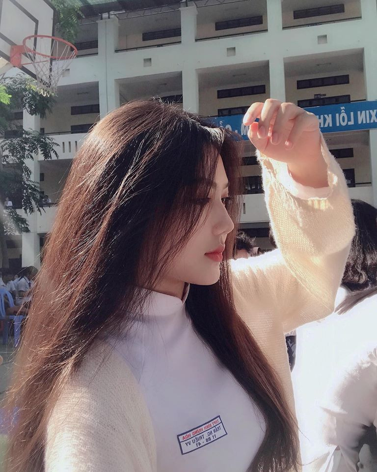 Cùng với Ngọc Trân, Triệu Vy là nữ sinh đang được giới trẻ Sài Gòn quan tâm nhất hiện nay, cô bạn hiện là học sinh trường THPT Bình Hưng Hoà TP.HCM.