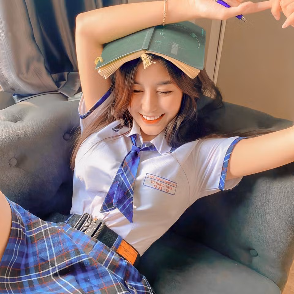 Võ Ngọc Trân là hot girl Việt không còn xa lạ với CĐM. Cô nàng sinh năm 2001, gây chú ý từ năm lớp 10 vì sở hữu gương mặt xinh đẹp cùng vòng 1 nổi bật.