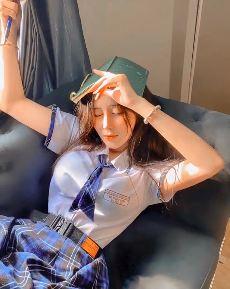 Ngắm loạt ảnh, Ngọc Trân khoe khi tới trường, nhiều người không tiếc lời gọi cô là hot girl đồng phục số 1 Việt Nam.