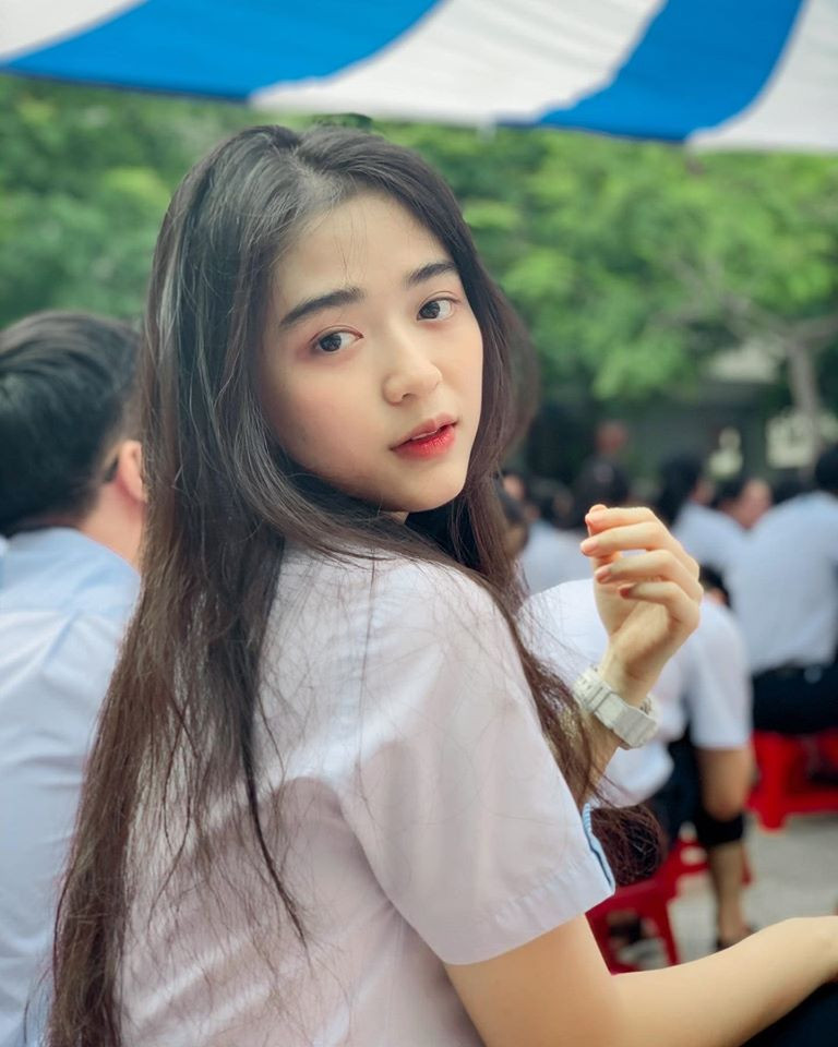 Chẳng cần phải trang điểm cầu kì, lên đồ lồng lộn, dưới ánh nắng hè của buổi lễ chia tay, những nụ cười đầy duyên dáng, nhẹ nhàng của Mai Hà Hoàng Yến đủ làm bao trái tim phải rung động.