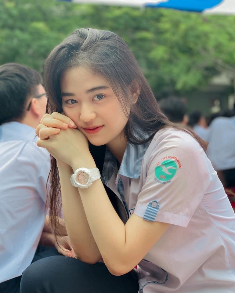 Khoảnh khắc Hoàng Yến bị quay lén khi đang che nắng cho cô bạn thân được chia sẻ rầm rộ trên mạng xã hội. Không chỉ xinh xắn, nữ sinh này còn sở hữu thành tích học tập ấn tượng cùng tài lẻ đáng ngưỡng mộ.