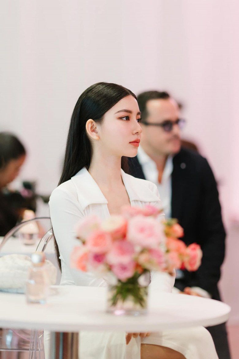 Sở hữu gương mặt xinh đẹp, đường nét thanh thoát và một thần thái sắc lạnh, Bâu Krysie ược xem là hot girl thành công và nổi bật nhất trong năm qua.