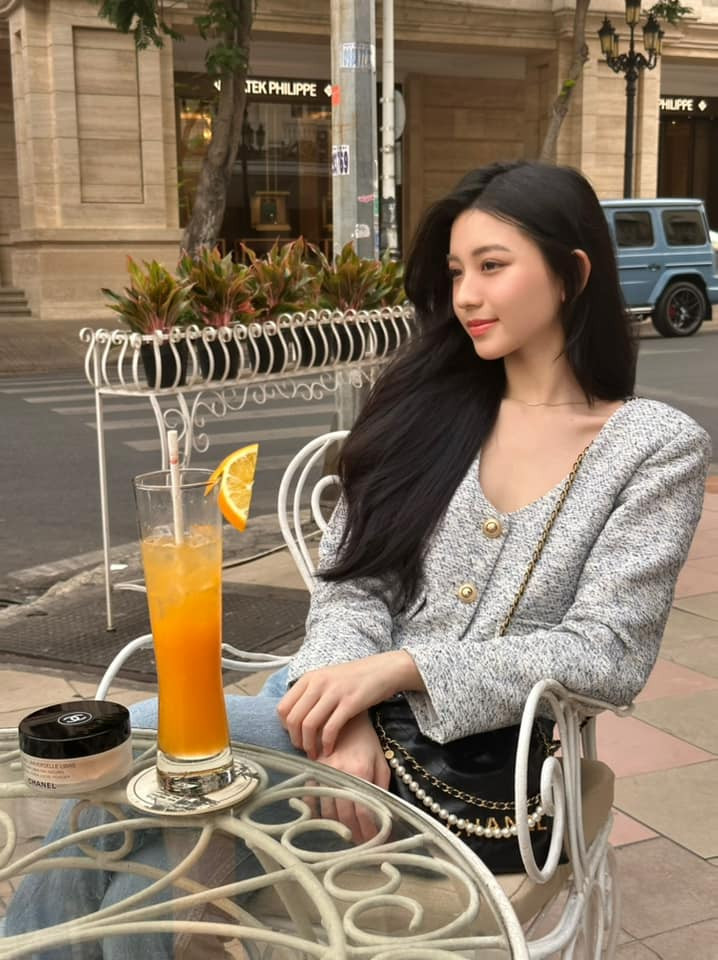 Hot girl gen Z cũng chưa đụng chạm dao kéo, cô tôn vinh nhan sắc nguyên bản, vẻ đẹp không cần chỉnh sửa vẫn làm cho người đối diện mê mệt từ ánh nhìn đầu tiên.