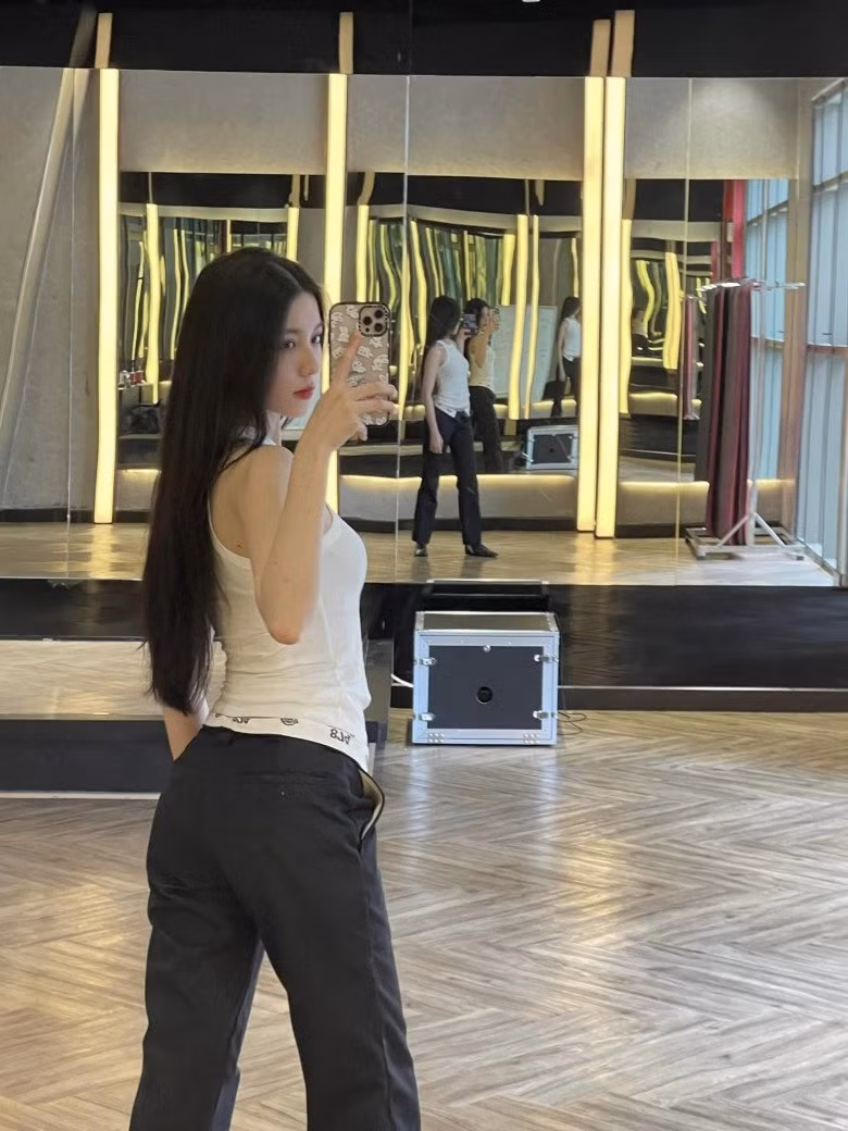 Hiểu rõ bản thân không có nhiều kinh nghiệm người mẫu, Bâu tập luyện mỗi ngày với đôi giày cao gót 20cm, để bước đi uyển chuyển và thần thái hơn trên sàn diễn.