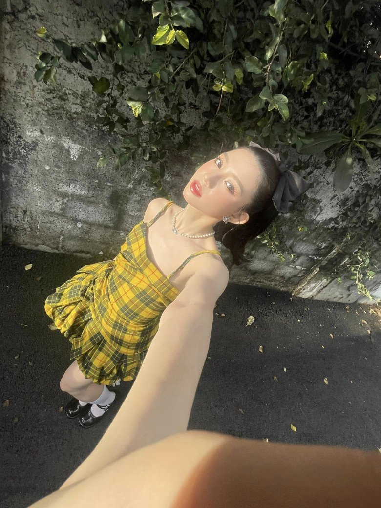 Dù không có lợi thế chiều cao, song Bâu vấn quyết liệt đăng ký những lớp catwalk, diễn xuất đình đám tại Thái Lan với cô giáo là siêu mẫu Lukkade Metinee.