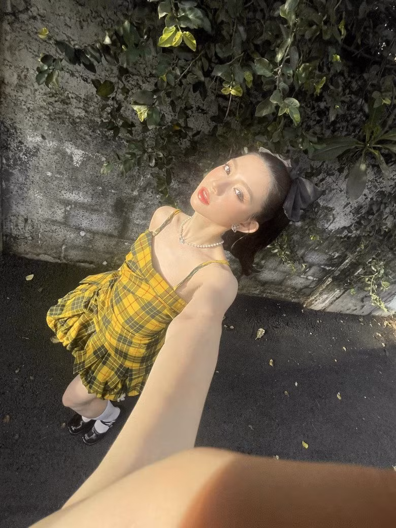 Dù không có lợi thế chiều cao, song Bâu vấn quyết liệt đăng ký những lớp catwalk, diễn xuất đình đám tại Thái Lan với cô giáo là siêu mẫu Lukkade Metinee.