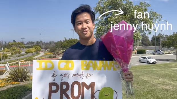 Cũng tại prom này, Jenny Huỳnh công khai sánh đôi cùng một bạn nam, tuy nhiên, cô nàng ngay sau đó không quên khẳng định đây không phải người yêu.