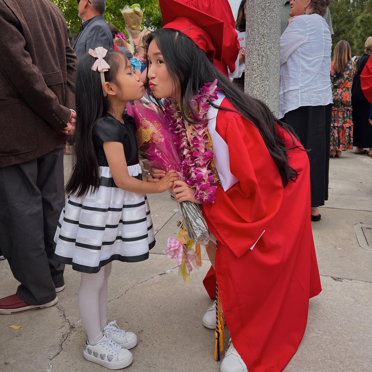 Có tổng cộng gần 11 triệu lượt theo dõi trên các nền tảng mạng xã hội, Jenny Huỳnh là cái tên quen thuộc với cư dân mạng Việt Nam. Tuy nhiên khi ở Mỹ, cô nàng cũng chỉ là nữ sinh bình thường như bao người khác, rất ít người biết đến sự nổi tiếng của cô.