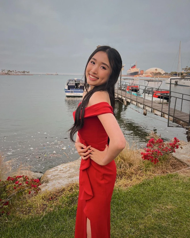 Trái ngược với suy nghĩ này của Jenny, người hâm mộ đã để lại rất nhiều bình luận khen ngợi vẻ ngoài xinh đẹp của cô nàng. Hình ảnh mới cũng gây chú ý bởi hoàn toàn trái ngược với phong cách đơn giản thường thấy của nữ YouTuber.