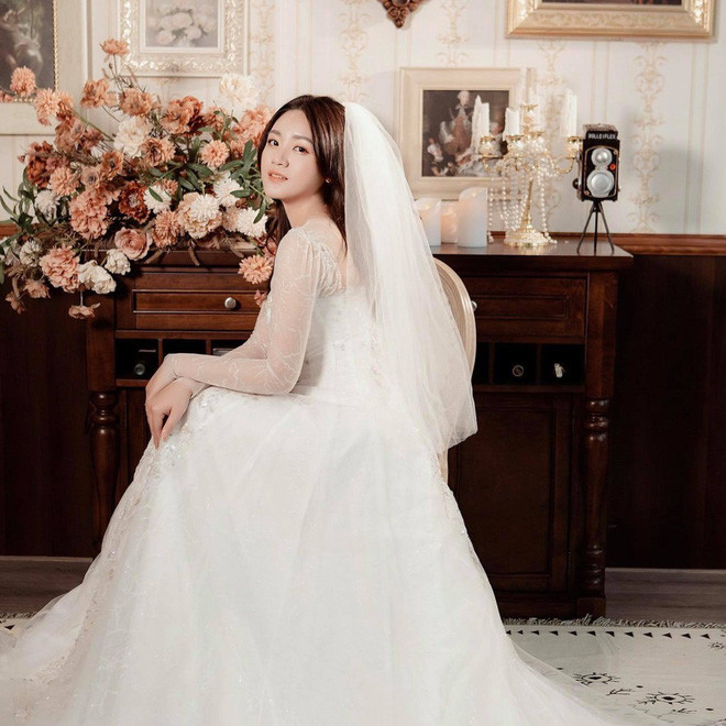 Thế nên là dù Dung Trần dính "lời nguyền" ảnh ở nhà khác ra đường, các fan vẫn cứ thả tim nồng nhiệt.