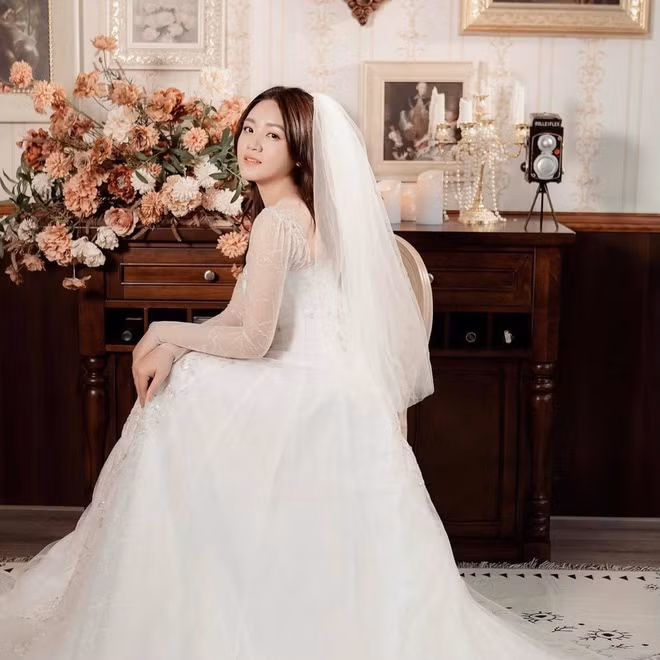 Thế nên là dù Dung Trần dính "lời nguyền" ảnh ở nhà khác ra đường, các fan vẫn cứ thả tim nồng nhiệt.