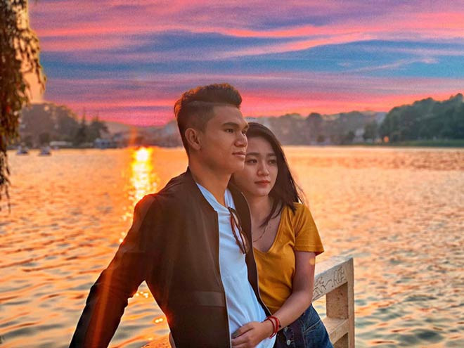 Cùng ngắm thêm những hình ảnh cực đẹp của vợ chồng Phạm Xuân Mạnh - hậu vệ đội tuyển Việt Nam.