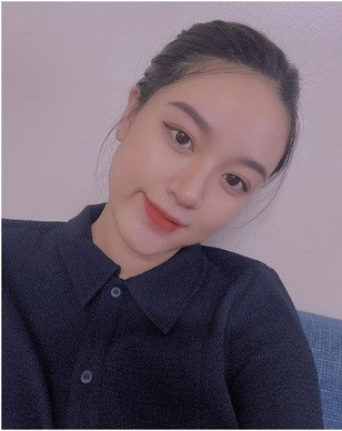 Hình ảnh trên cho thấy gần như trái ngược với Dung Trần của thường ngày. Bởi ai cũng biết, vợ của cầu thủ xứ Nghệ vốn nổi tiếng với nhan sắc dịu dàng, đằm thắm không thua kém bất kì hot girl.