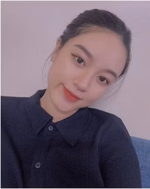 Hình ảnh trên cho thấy gần như trái ngược với Dung Trần của thường ngày. Bởi ai cũng biết, vợ của cầu thủ xứ Nghệ vốn nổi tiếng với nhan sắc dịu dàng, đằm thắm không thua kém bất kì hot girl.