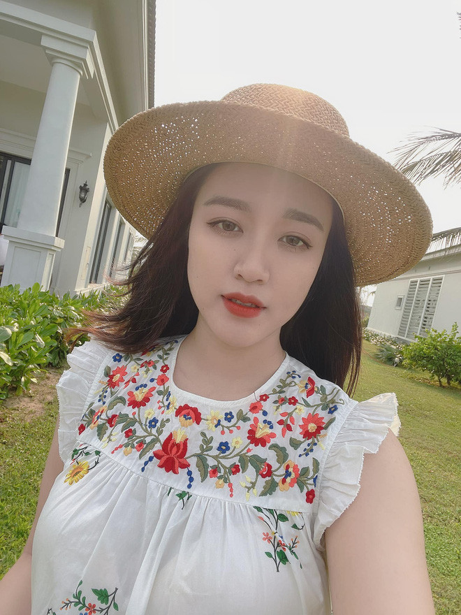 Tuy nhiên, cũng phải thông cảm cho vợ Phạm Xuân Mạnh, bởi mẹ bỉm sữa vốn ai sung sướng bao giờ. 24/7 quanh quẩn với việc chăm con, thời gian để họ ngủ còn không có huống chi là thời gian chăm chút cho bản thân.