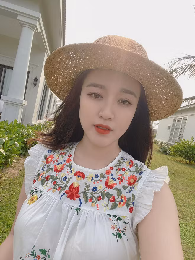 Tuy nhiên, cũng phải thông cảm cho vợ Phạm Xuân Mạnh, bởi mẹ bỉm sữa vốn ai sung sướng bao giờ. 24/7 quanh quẩn với việc chăm con, thời gian để họ ngủ còn không có huống chi là thời gian chăm chút cho bản thân.