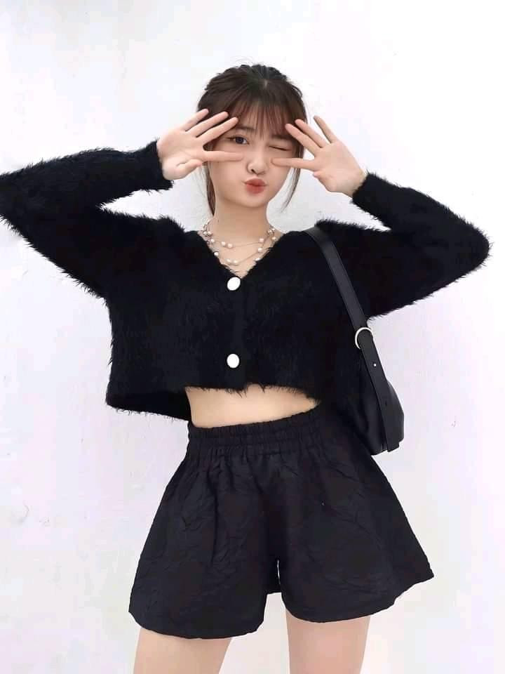 Thân hình của Khánh Huyền được dân mạng nhận xét khá tròn trịa chứ không được thon thả và mảnh mai như trên clip Tik Tok tự đăng tải.