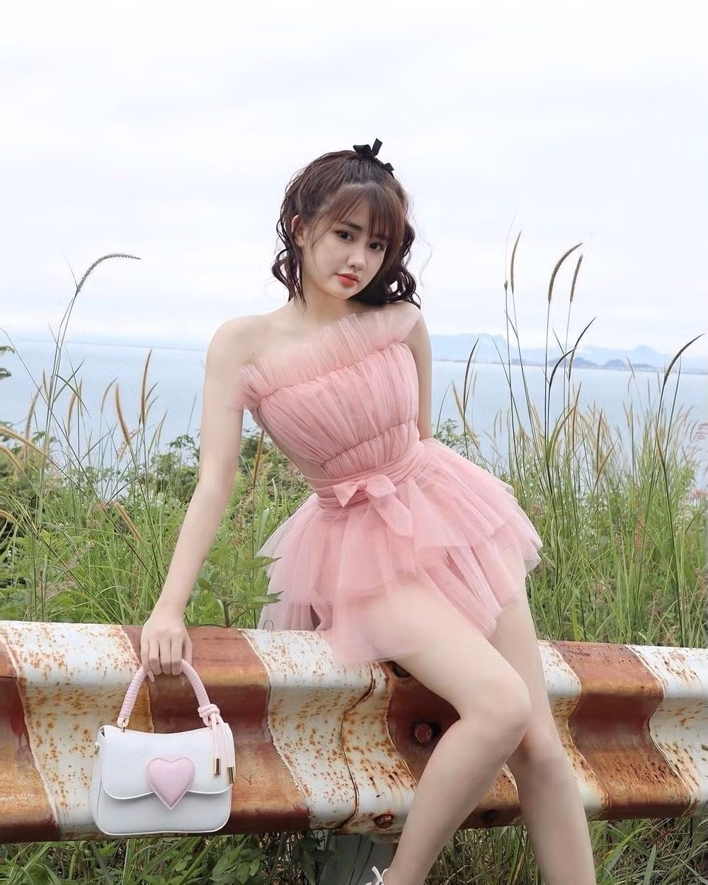 Khánh Huyền sở hữu gương mặt đáng yêu với sống mũi cao và đôi mắt to tròn. Bên cạnh đó, gái xinh Gen Z này còn có một body hút hồn với đôi chân dài miên man và làn da trắng như Ngọc Trinh.