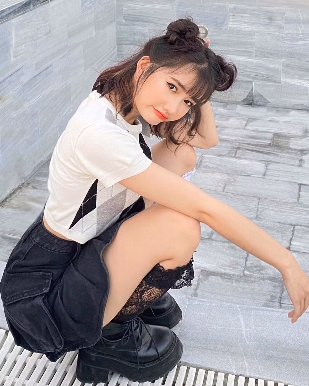 Dù chỉ mới lập kênh TikTok ít lâu nhưng Khánh Huyền đã có 7,6 triệu follower, con số này sánh ngang hàng với loạt TikToker đình đám như Lê Bống, Lê Thị Khánh Huyền, Đào Lê Phương Hoa,...