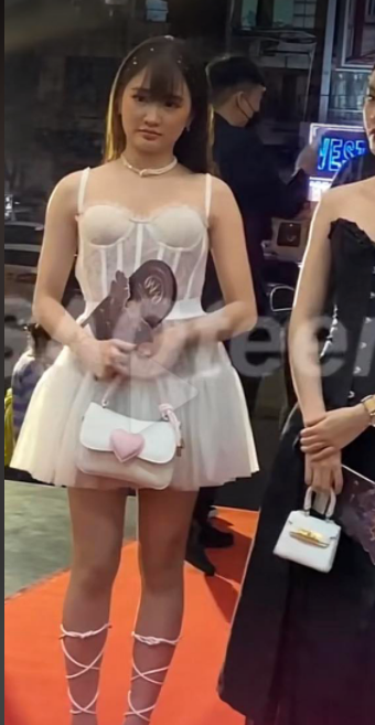 Cụ thể, Khánh Huyền diện một chiếc váy trắng với phần cúp ngực táo bạo và đuôi váy ngắn. Phần trên của thân váy được thiết kế bằng những lớp ren trắng tạo cảm giác vừa ngây thơ vừa gợi cảm.