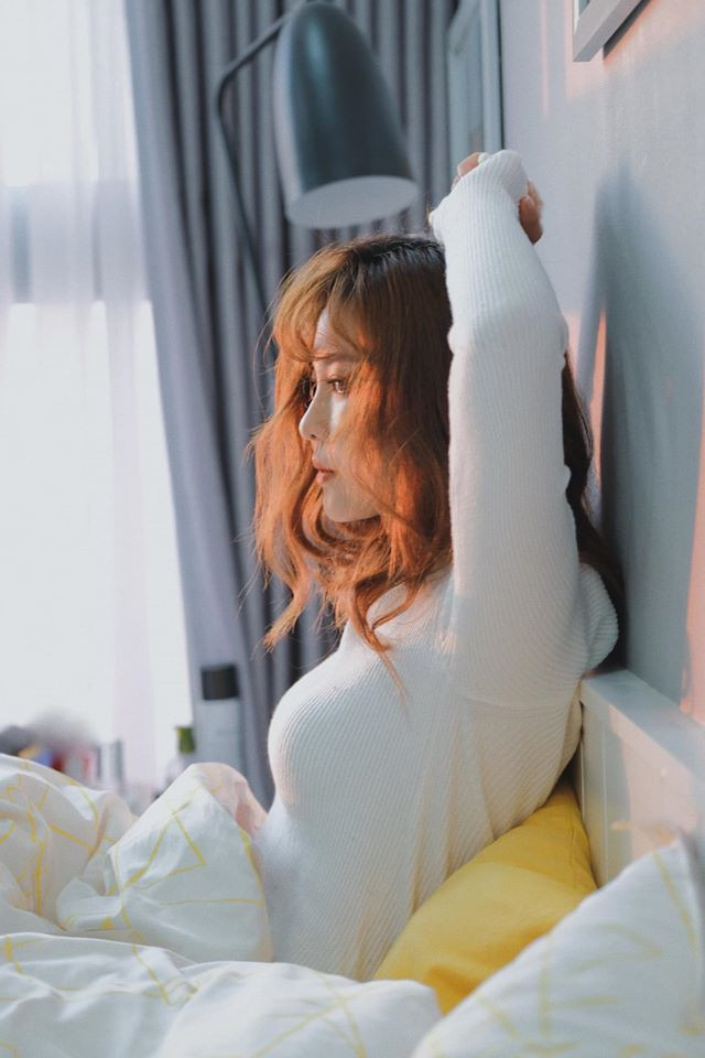 Trước đó, với mái tóc nối dài ngang lưng được uốn xoăn bồng bềnh, Ribi Sachi cá tính thực sự đã được tái ngộ với hình ảnh nữ tính, yêu kiều trước khi xuống tóc của mình.