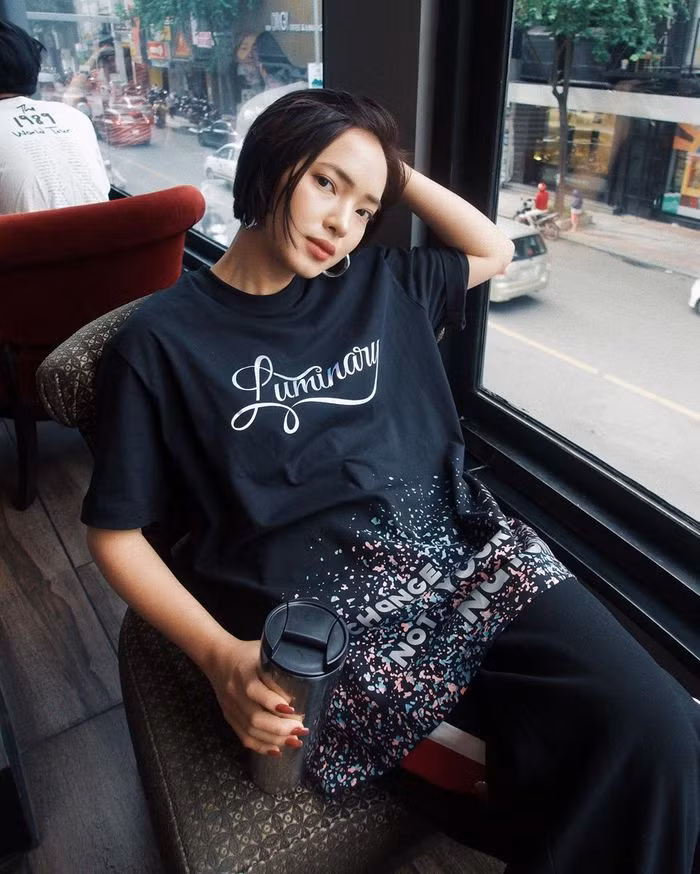 Từ những ngày đầu tiên hoạt động showbiz cho tới nay, Châu Bùi gây ấn tượng khi thay đổi hoàn toàn phong cách từ một cô nàng hotgirl chính hiệu sang fashionista có gu.